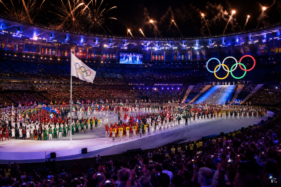 Урочиста церемонія відкриття Олімпійських ігор зі спортсменами та олімпійськими кільцями